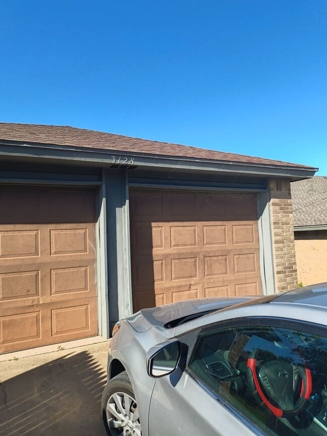 Building Photo - 3128 Sunset Dr