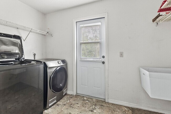 Building Photo - Annual ** 4 Bed / 3 Bath Single Family Hom...