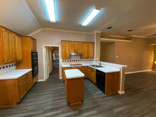 Building Photo - 4 Bedroom home for rent with vaulted ceili...