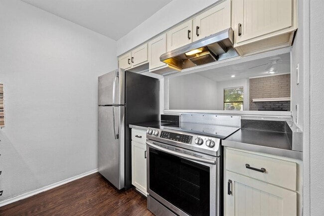 Building Photo - 802 Banister Ln
