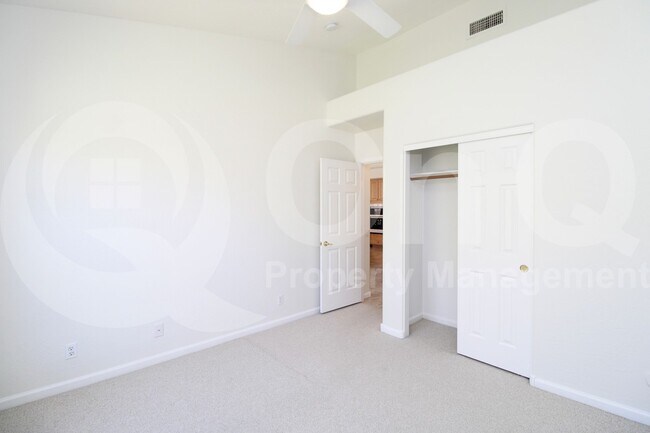 Building Photo - 902 E Desert Flower Ln