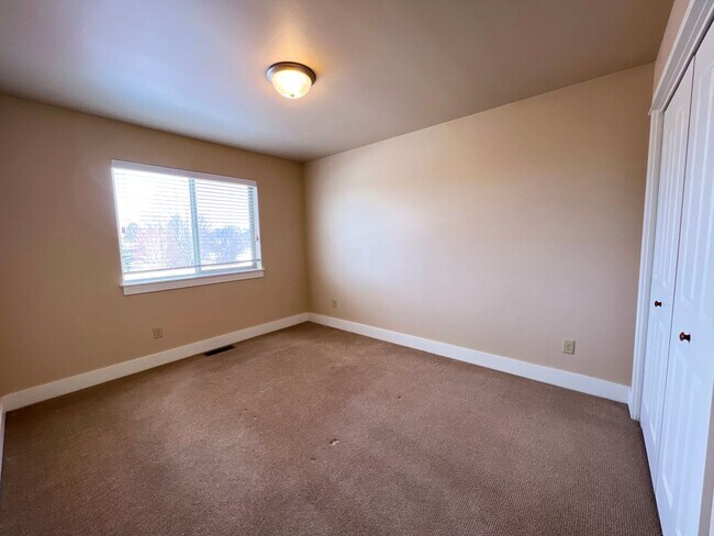 Building Photo - 3-Bedroom Townhome with Double Garage & Private Fenced Yard