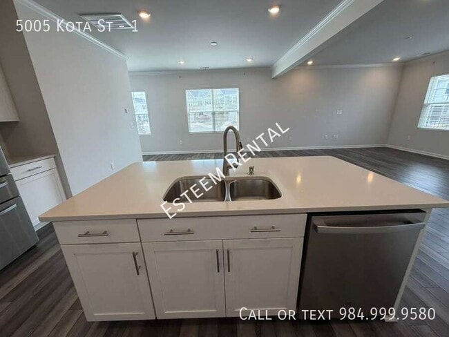 Building Photo - 5005 Kota St