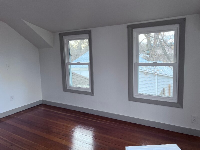 Building Photo - 105 E 12th St