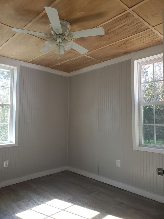 Building Photo - 151 Circle Dr