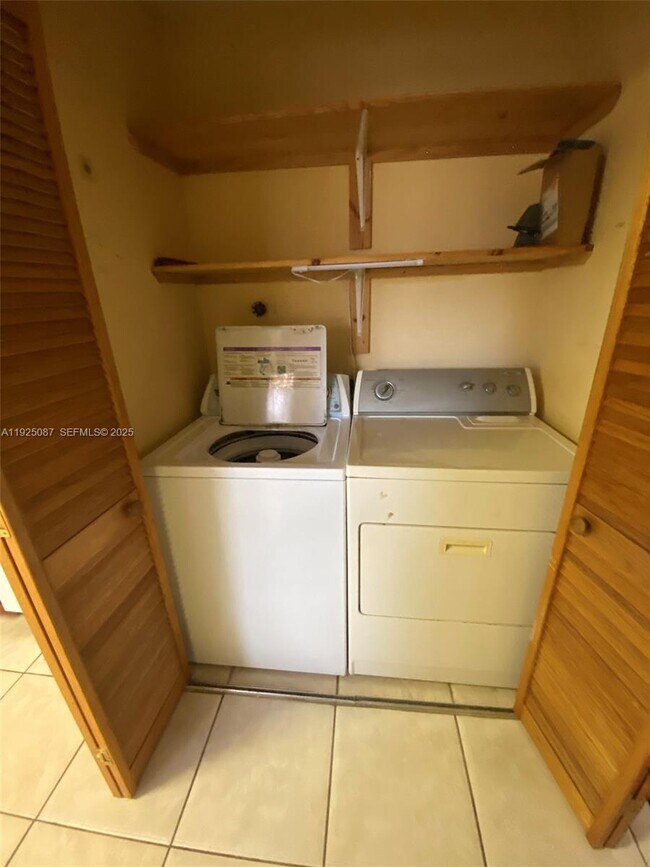 Building Photo - 361 W Park Dr