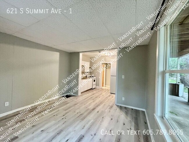 Building Photo - 621 S Summit Ave