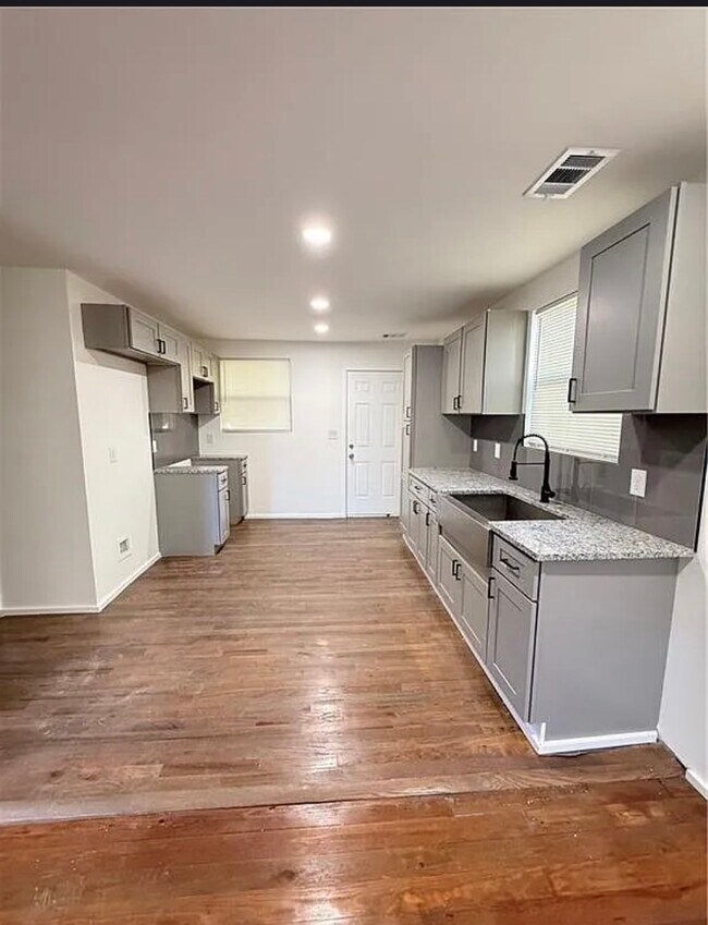 Building Photo - 3145 Locke Dr SE