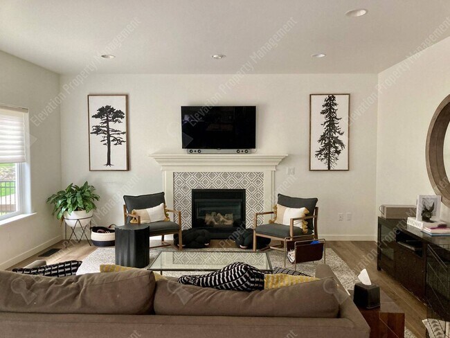 Building Photo - *Unfurnished* Beautifully updated 3 BR on ...