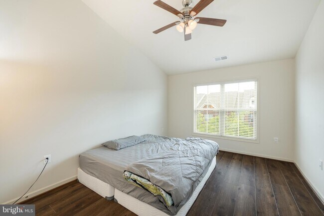 Building Photo - 42557 Dreamweaver Dr