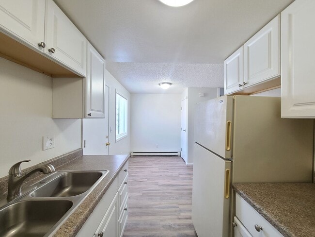 Building Photo - $1,150 - 1 Bed / 1 Bath Bright and Airy Condo on Spokane River