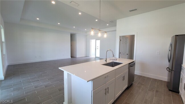 Building Photo - 424 SW 28th Ave