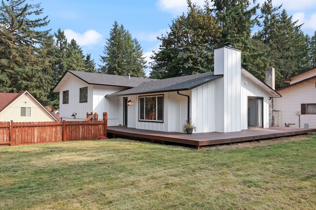 Building Photo - Home with private Long Lake community beac...