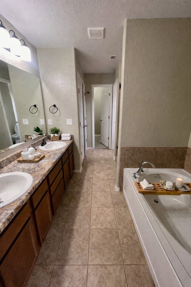 Building Photo - Gorgeous 4 Bedroom Home close to Peterson!