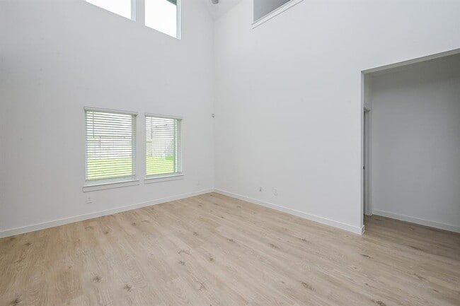 Building Photo - 29946 Gallatin River Ln
