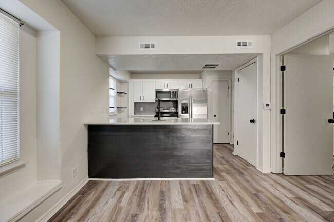 Building Photo - 727 Vicksburg Ave