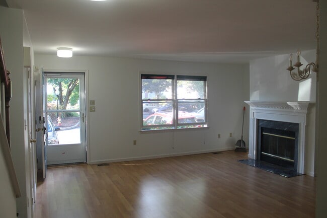 Building Photo - 120 Eaglesmere Cir