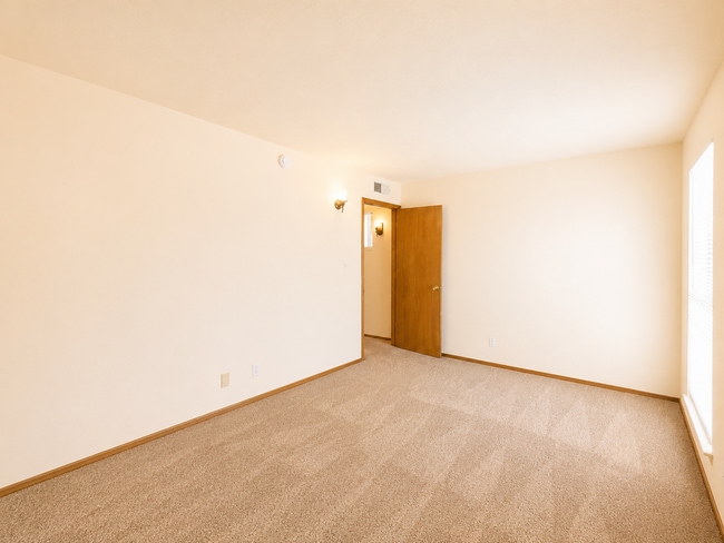 Building Photo - 23 Lakeshore Dr NE