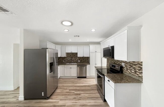 Building Photo - 3235 E Willetta St