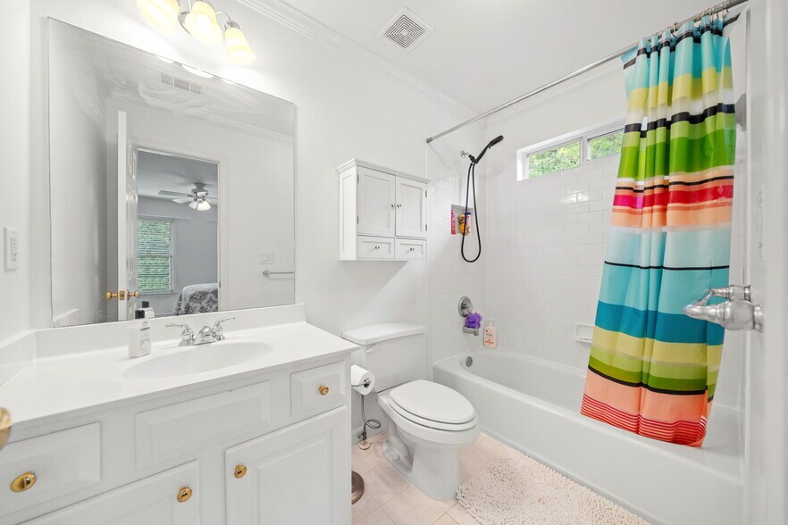 Guest full bath - 600 Lyndhurst Cir