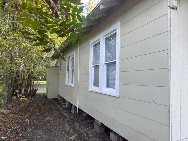 Building Photo - 1710 W 15th St