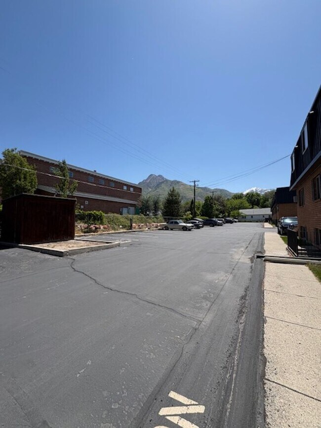 Building Photo - 2 Bedroom Apartment in Holladay!