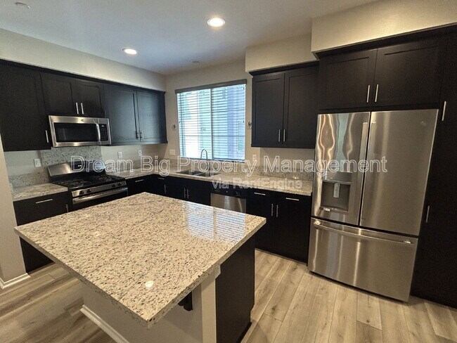 Building Photo - 609 Savi Dr