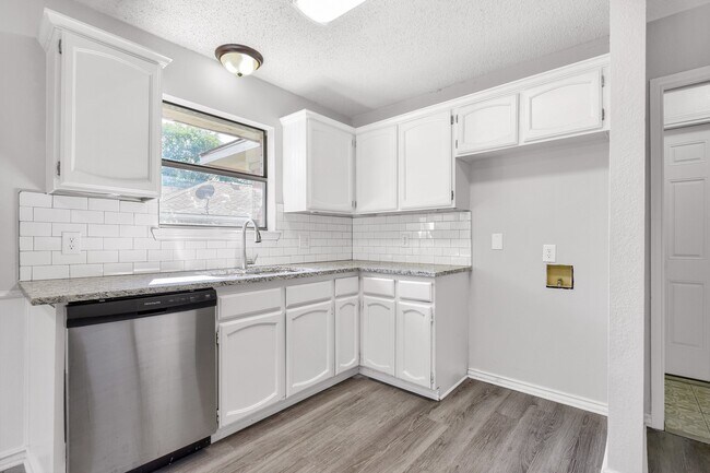 Building Photo - 3505 S Carolina Dr