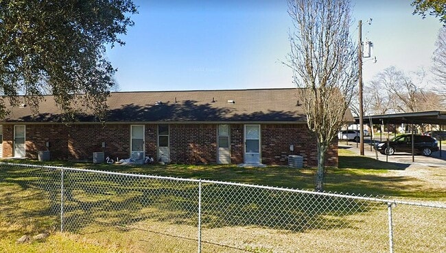 Building Photo - 425 Memorial Dr