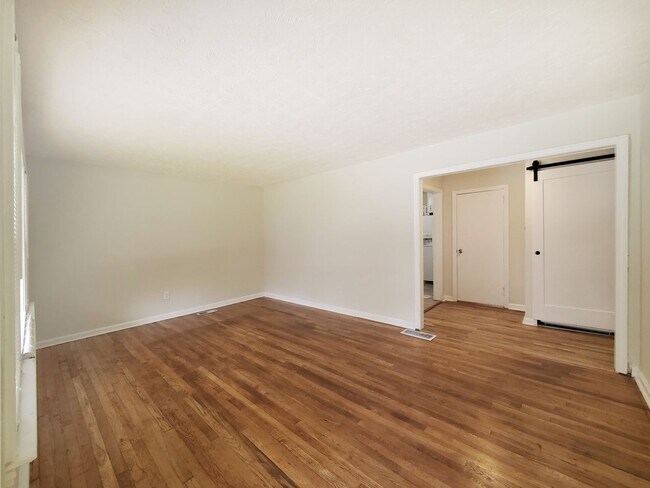 Building Photo - COMING SOON! Cutest 2/1 Bungalow in Hapeville - Housing Vouchers Accepted