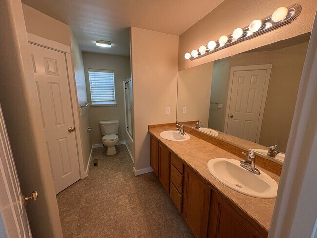 Building Photo - 2509-2509 SW Cascade Mountain Ln