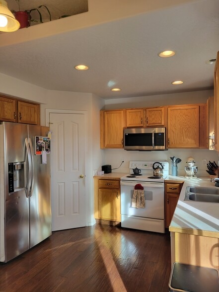 Building Photo - 11693 W Trinity Ave