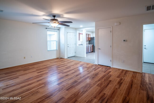 Building Photo - 2011 W Mountain Pointe Dr