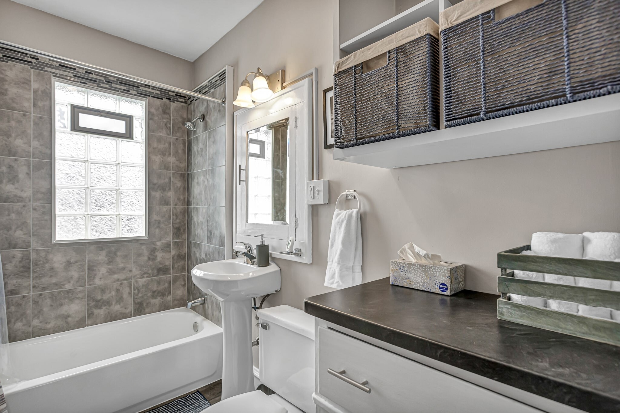 Building Photo - 817 Bell Ave