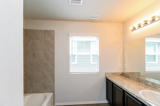Building Photo - 2744 Madison Ct