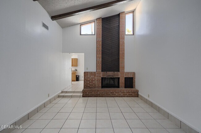 Building Photo - 3536 E Glen Dr