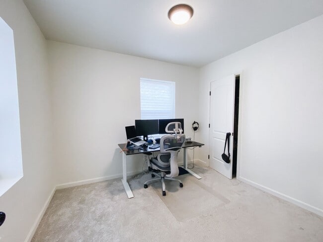 Building Photo - Beautiful 3/1 with gated driveway in Colonial Heights!