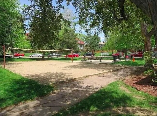 Building Photo - Updated 2 Bed/1 Bath Apartment in Desirable, Quiet Neighborhood