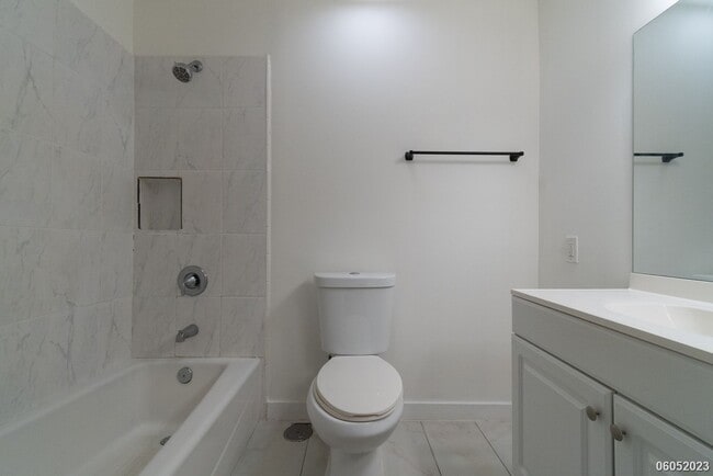 Building Photo - Spacious 4BR/2.5BA/2PKG Townhome with Ocea...