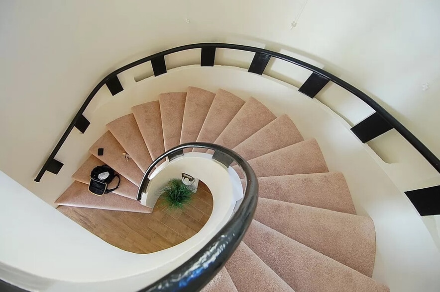 Spiral Staircase (1) - 3110 Ocean Ave