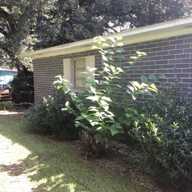 Building Photo - Move-In Ready 3-Bedroom Home with Fresh Up...