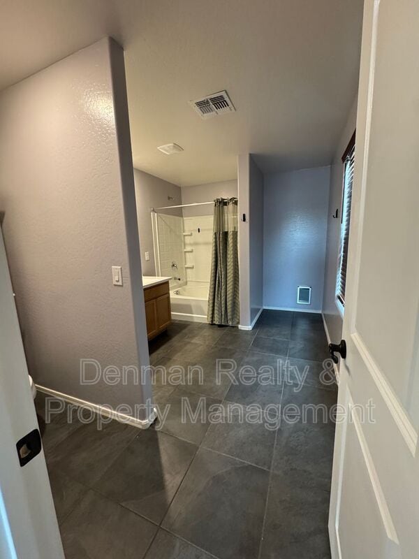 Building Photo - 1633 W Pinkley Ct