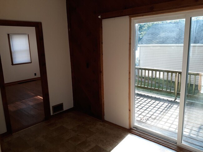 Building Photo - 2 Bedroom House, W/D, Fenced Yard, Porch, ...