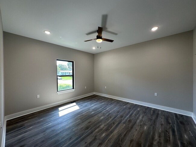 Building Photo - 3 Bedroom • 2 Bath Duplex on 23rd Street!