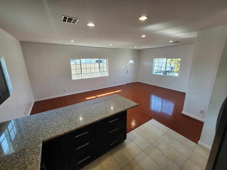 Building Photo - 1516 1/2 N Kingsley Dr