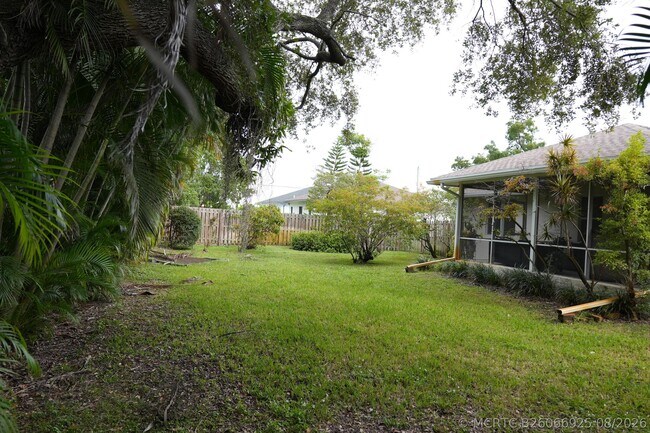 Building Photo - 821 SW 13th Ct