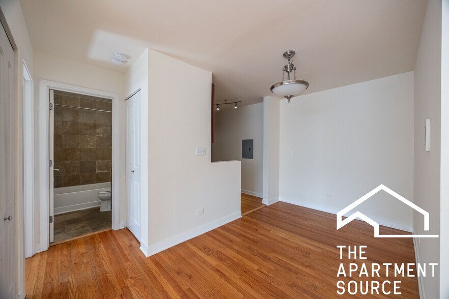 Building Photo - 628 W Wrightwood Ave