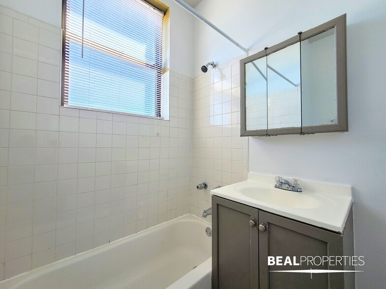 Building Photo - 723 W Barry Ave