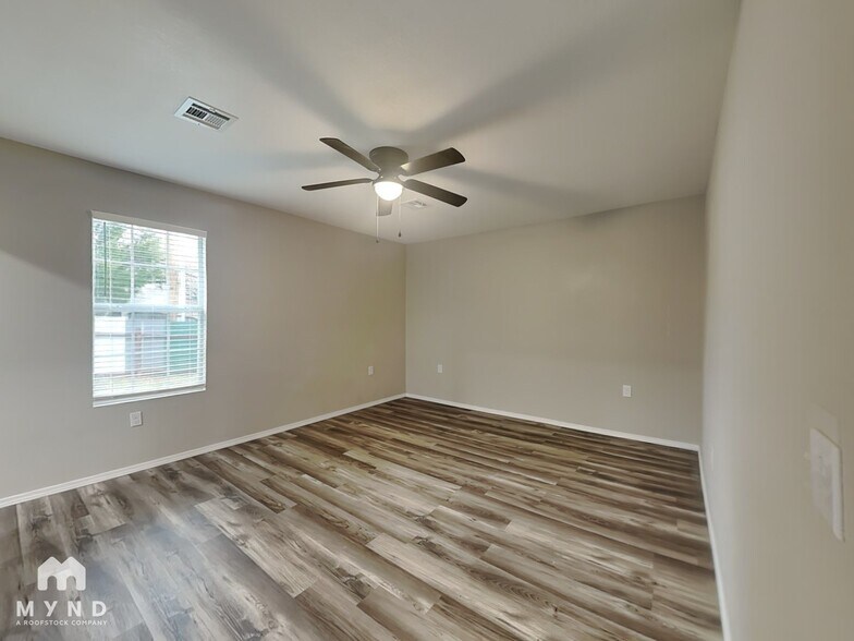Building Photo - 3212 E Noble Dr