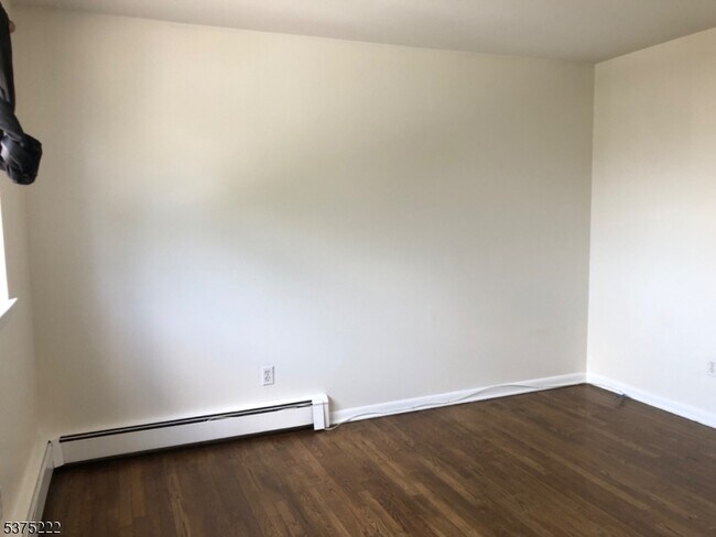 Building Photo - 104 N Beverwyck Rd